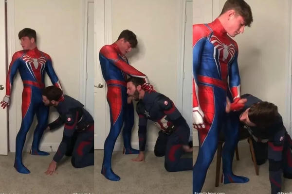 Brandtsboys – Spiderman playing with Capt america