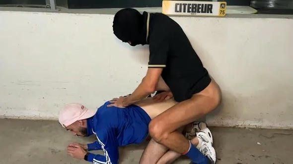 Unboxing the best veiny cock in Paris
